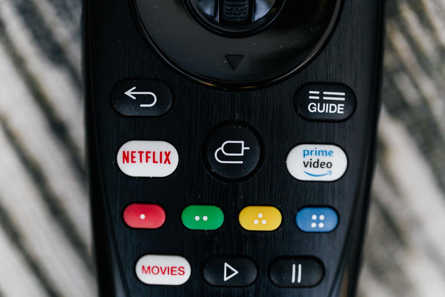 Primer plano de un mando a distancia de Smart TV resaltando los botones de control
