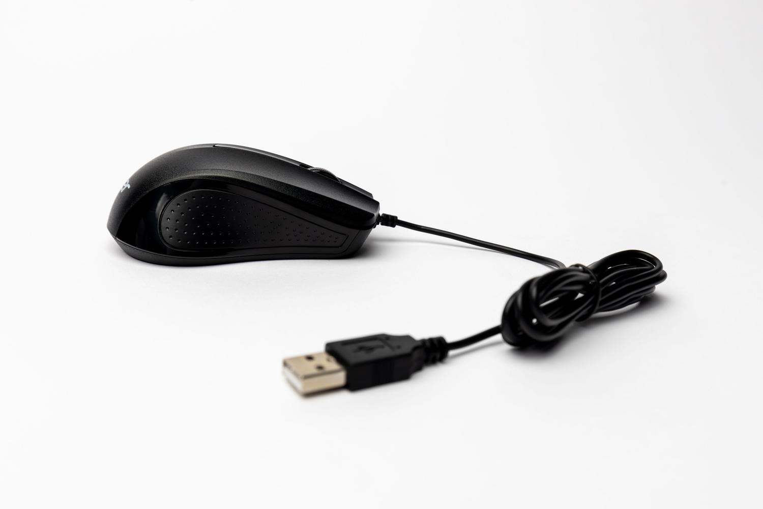 Ratón USB con cable negro sobre fondo blanco, mostrando el conector USB estándar.