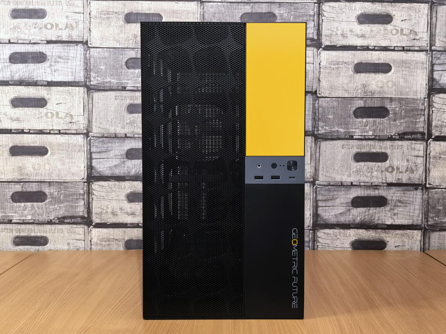 Torre de ordenador de sobremesa moderna con diseño minimalista en color negro y amarillo. Torre de ordenador de sobremesa moderna con diseño minimalista en color negro y amarillo.