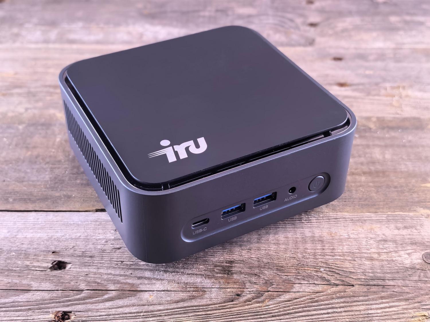 Mini PC compacto mostrando puertos frontales USB-C y USB-A. Mini PC compacto mostrando puertos frontales USB-C y USB-A.