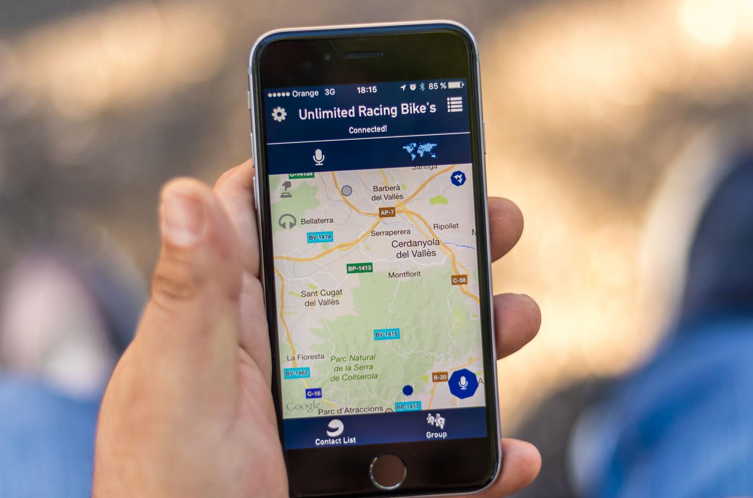 Mano sosteniendo un smartphone que muestra una aplicación de mapas con datos de ubicación precisos en una zona urbana.