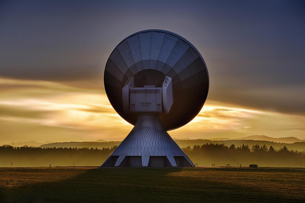 Estación terrena con antenas parabólicas masivas diseñadas para la recepción y transmisión de señales satelitales.