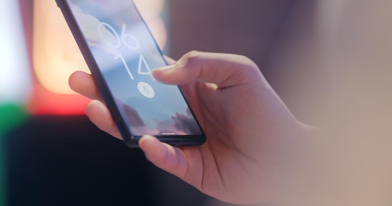 Uso de un sensor de huella dactilar en un dispositivo móvil como método de autenticación biométrica.