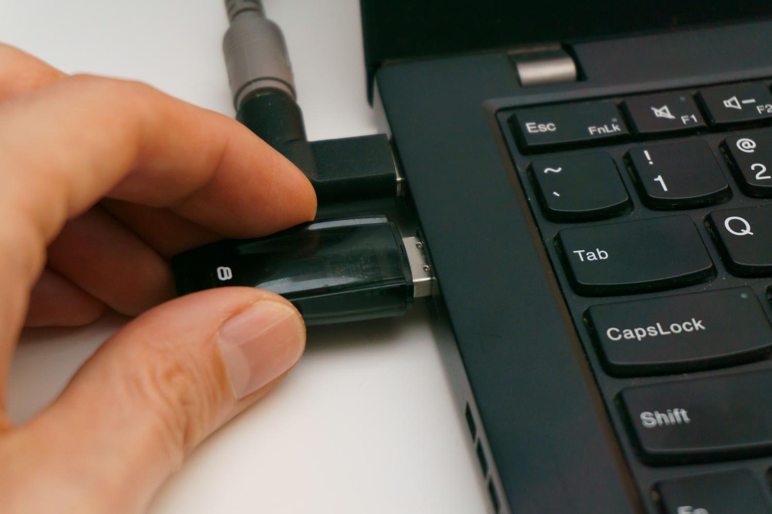 Inserción de una llave de seguridad física USB en un ordenador para implementar el estándar FIDO2.
