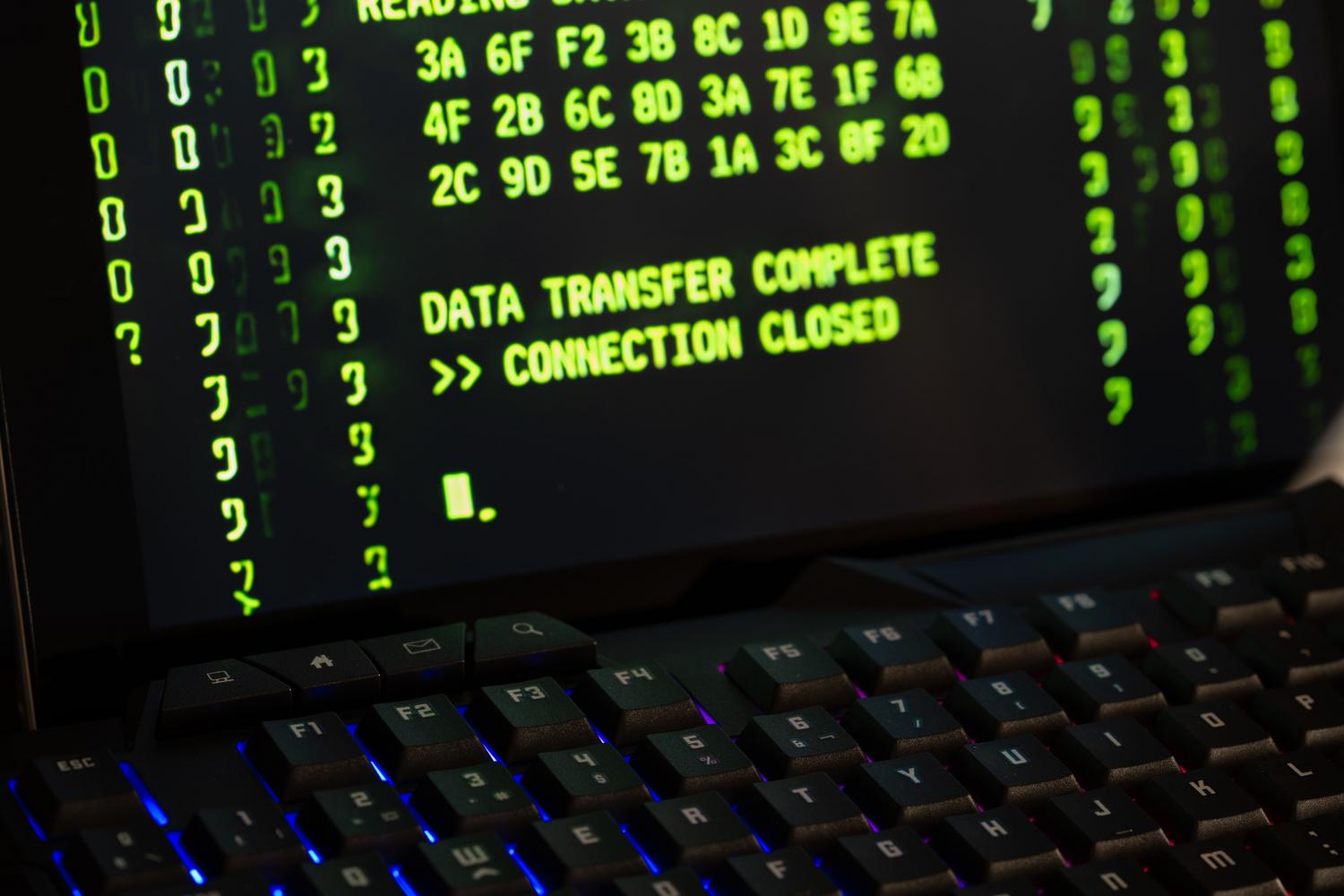 Mensaje de transferencia de datos completada en un monitor, representando la restauración exitosa de una copia de seguridad y el retorno a la operatividad.