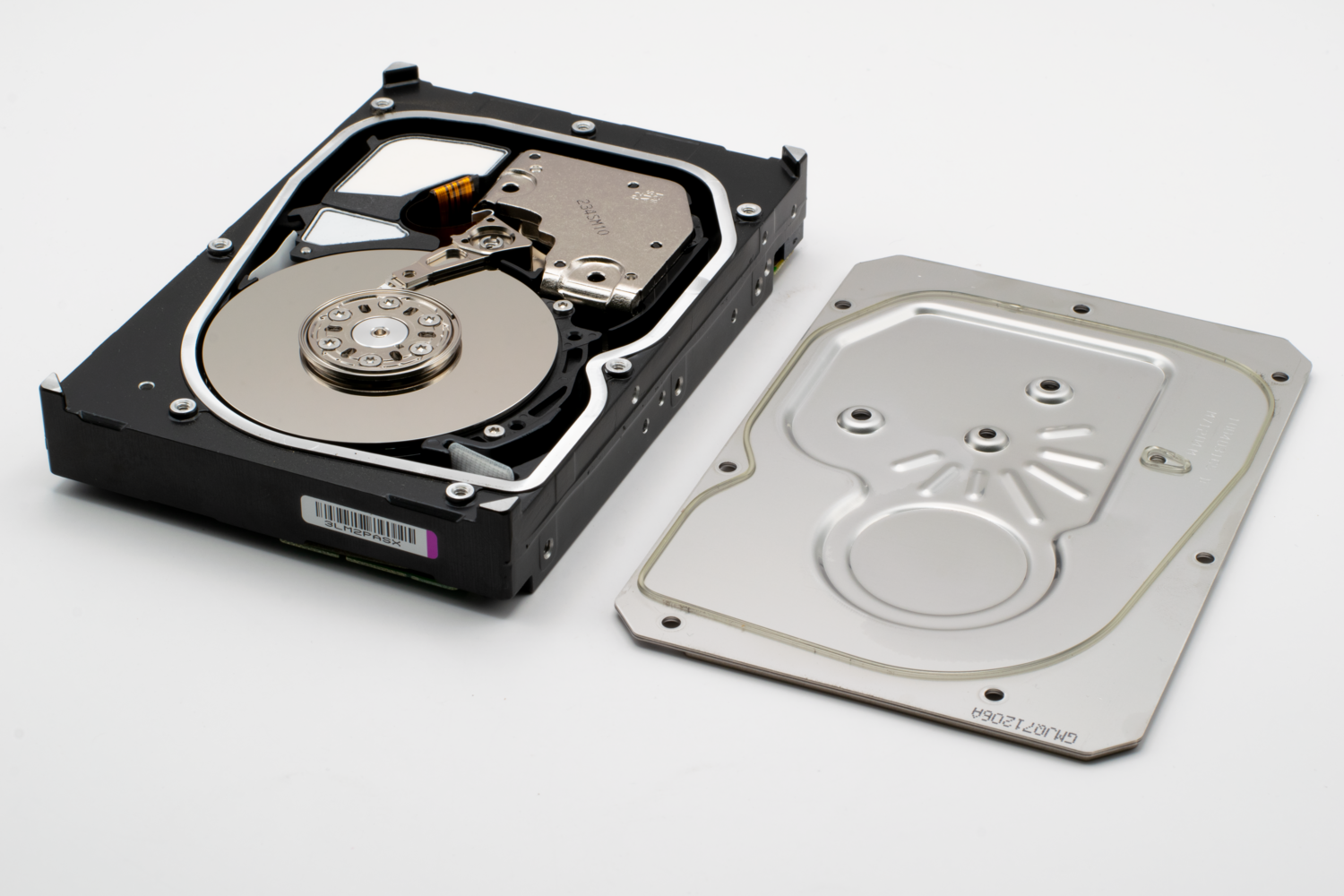 Vista detallada de un disco duro abierto mostrando los platos internos, simbolizando el fallo catastrófico de hardware como detonante de un plan de recuperación.