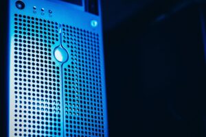Servidor moderno con iluminación azul en un centro de datos, representando la infraestructura robusta de Linux.
