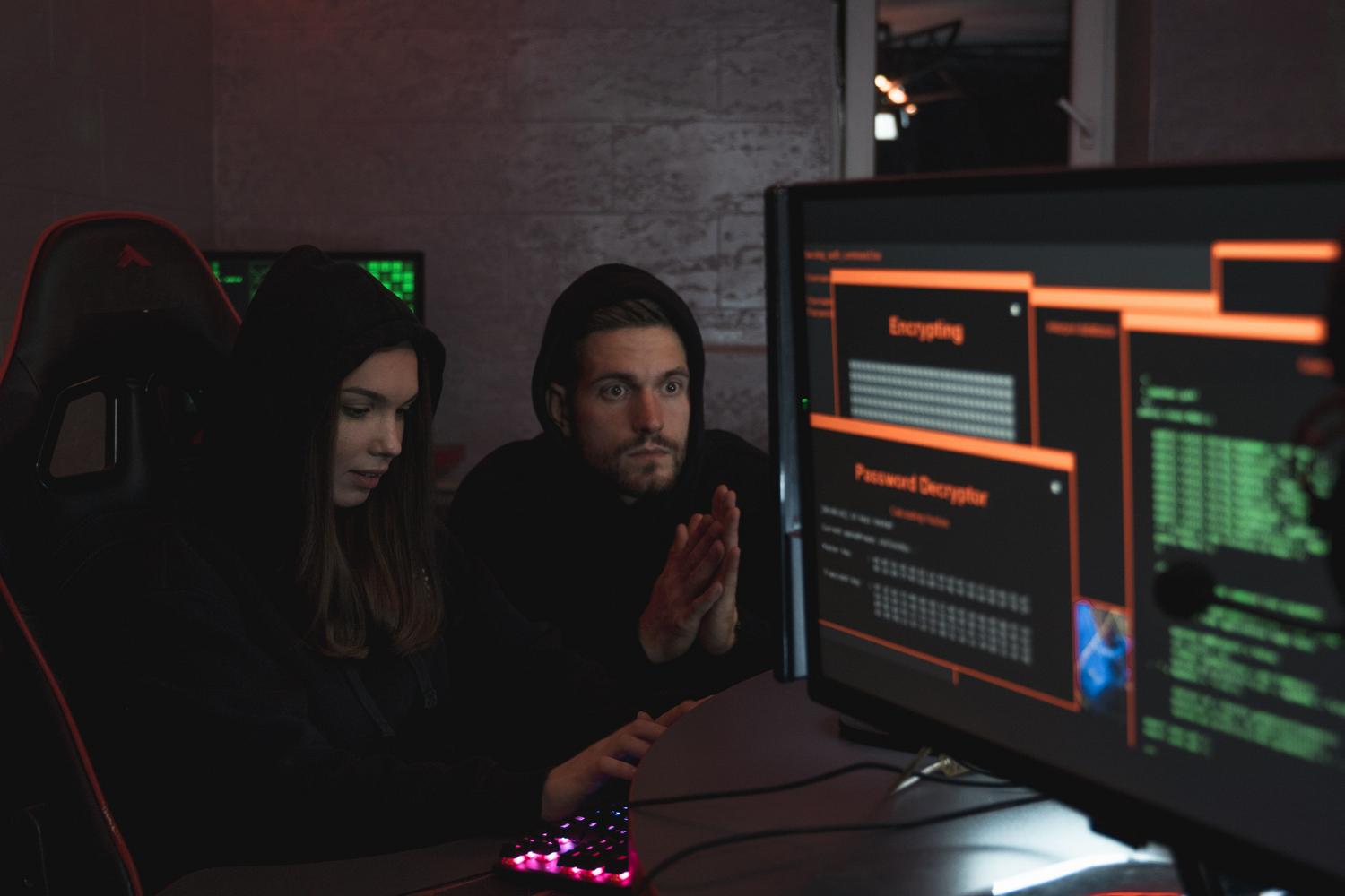 Expertos en ciberseguridad analizando datos cifrados en pantallas, simbolizando la detección de intrusos en la red (NIDS).