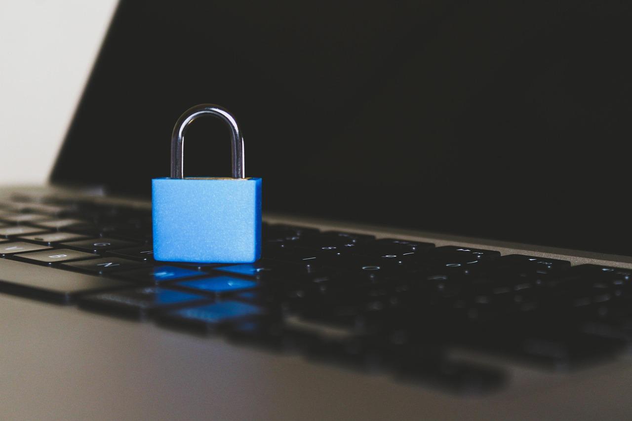 Fondo abstracto con circuitos y código binario, representando la detección basada en firmas y anomalías de las herramientas de seguridad.