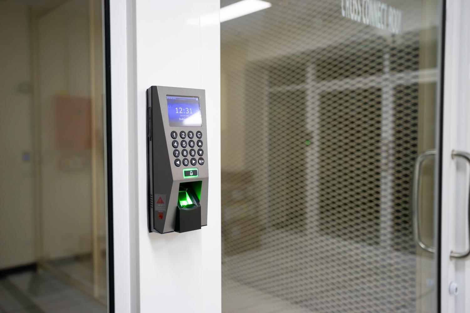 Sistema de escaneo biométrico para la gestión de identidades y control de permisos de acceso en entornos corporativos