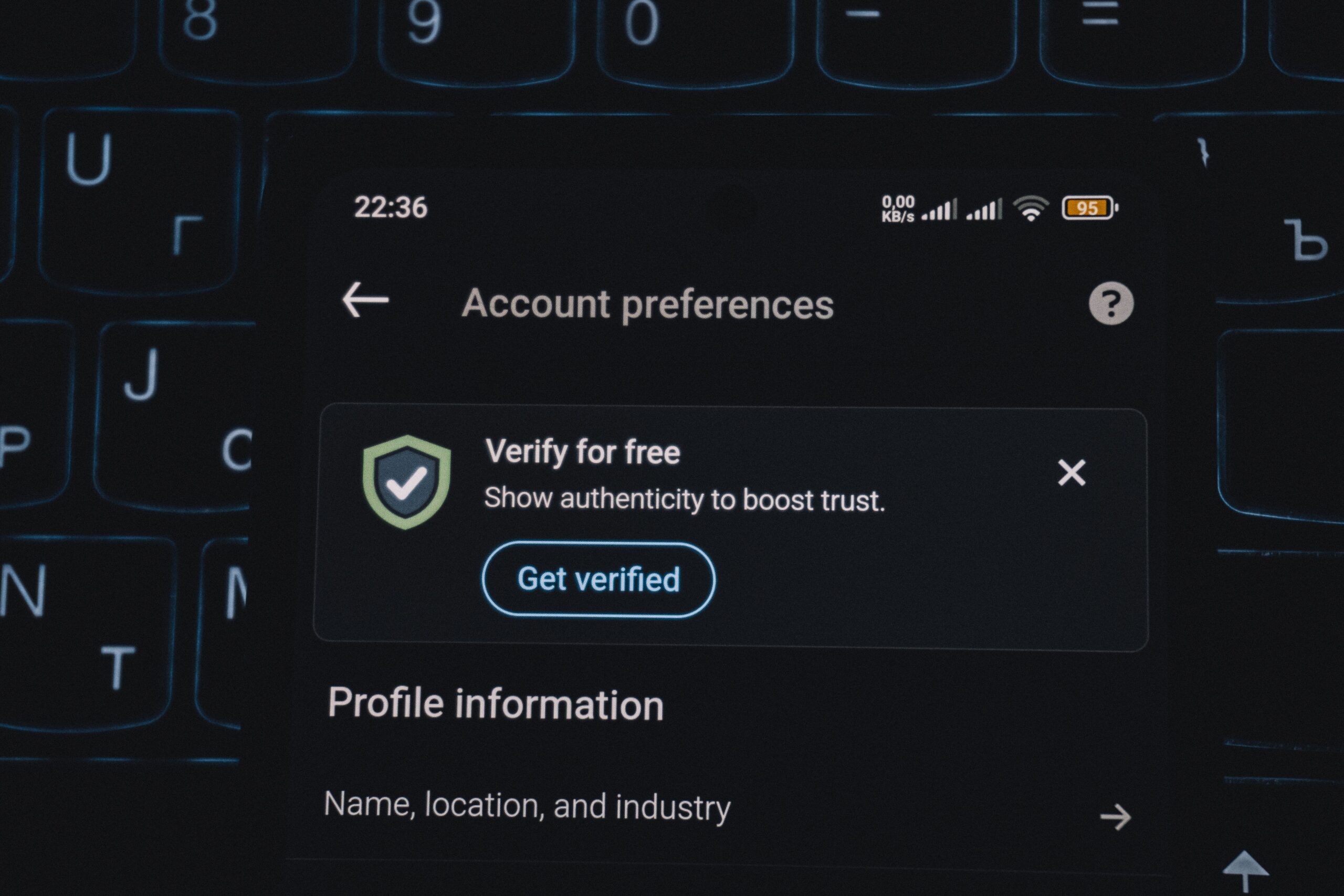 Pantalla de smartphone mostrando una alerta de verificación de cuenta, representando la autenticación de dos factores (2FA).