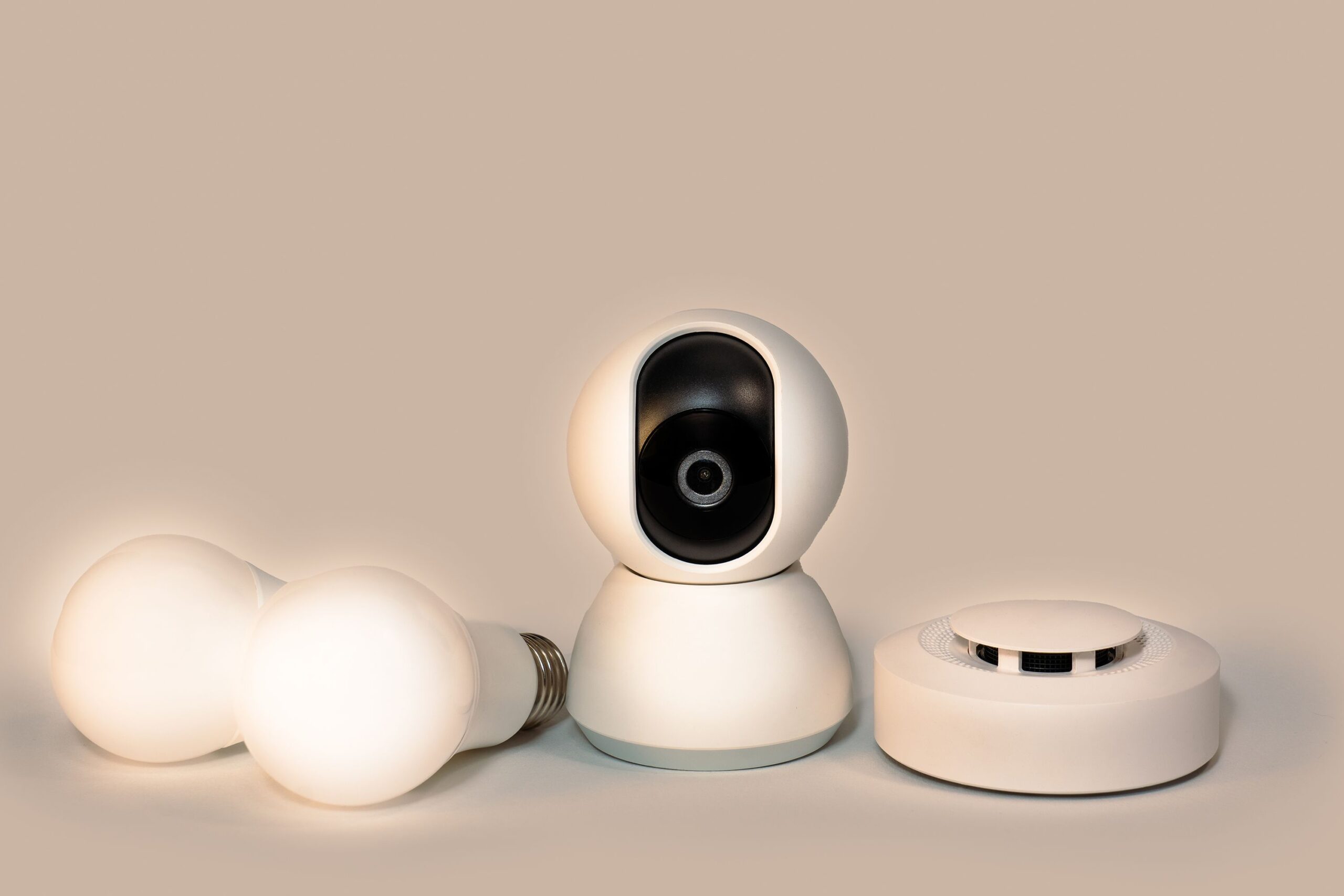 Dispositivos de domótica compuestos por bombillas inteligentes, una cámara de vigilancia y un detector de humo