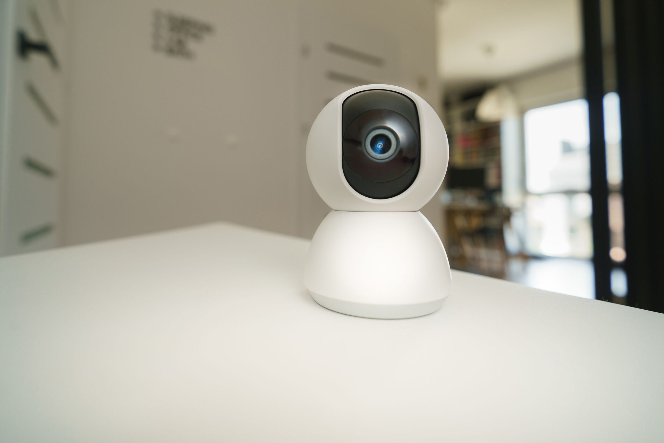 Primer plano de una cámara de seguridad inteligente minimalista en un interior moderno
