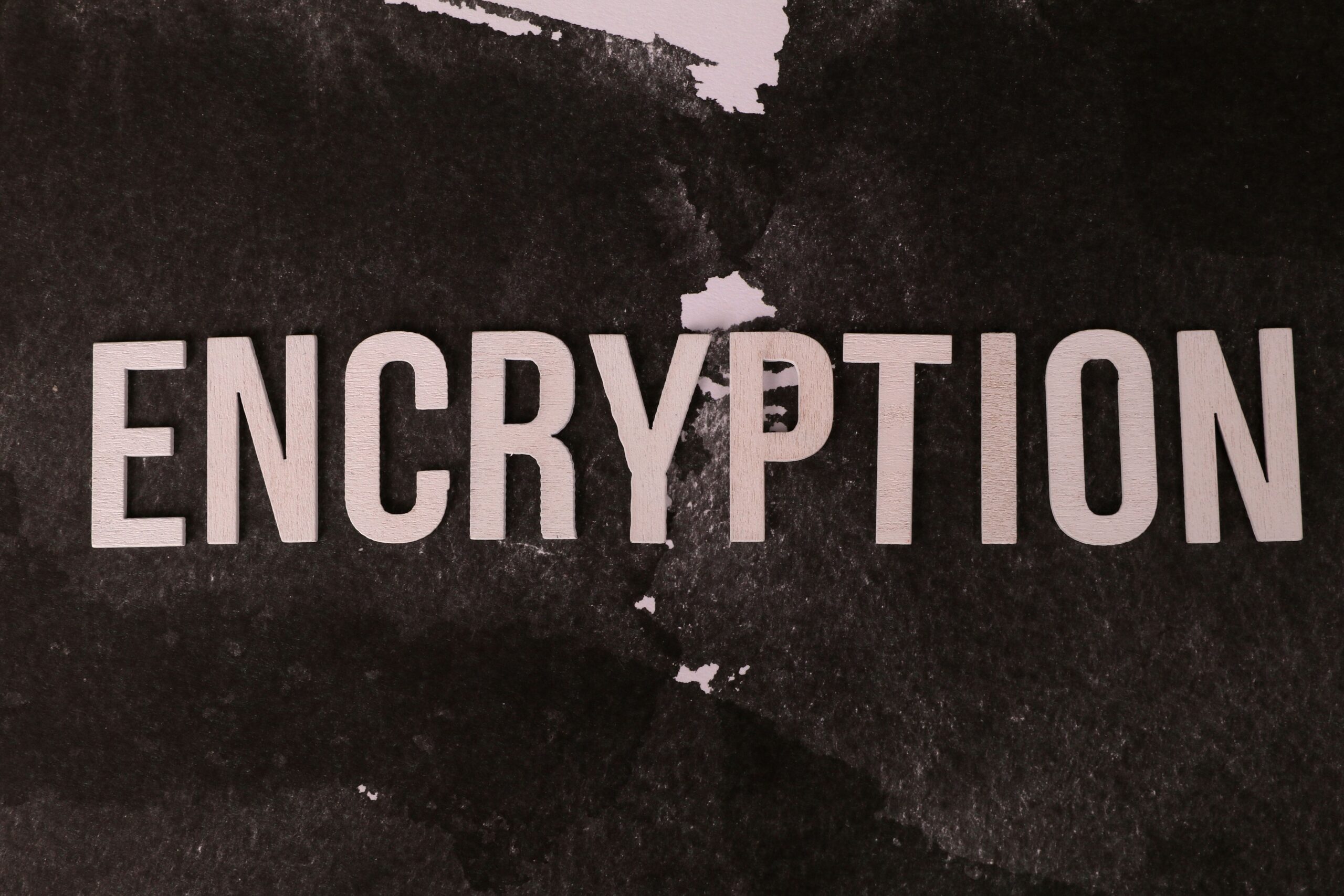 Imagen abstracta con la palabra 'ENCRYPTION' destacando la importancia del cifrado de datos en la nube.