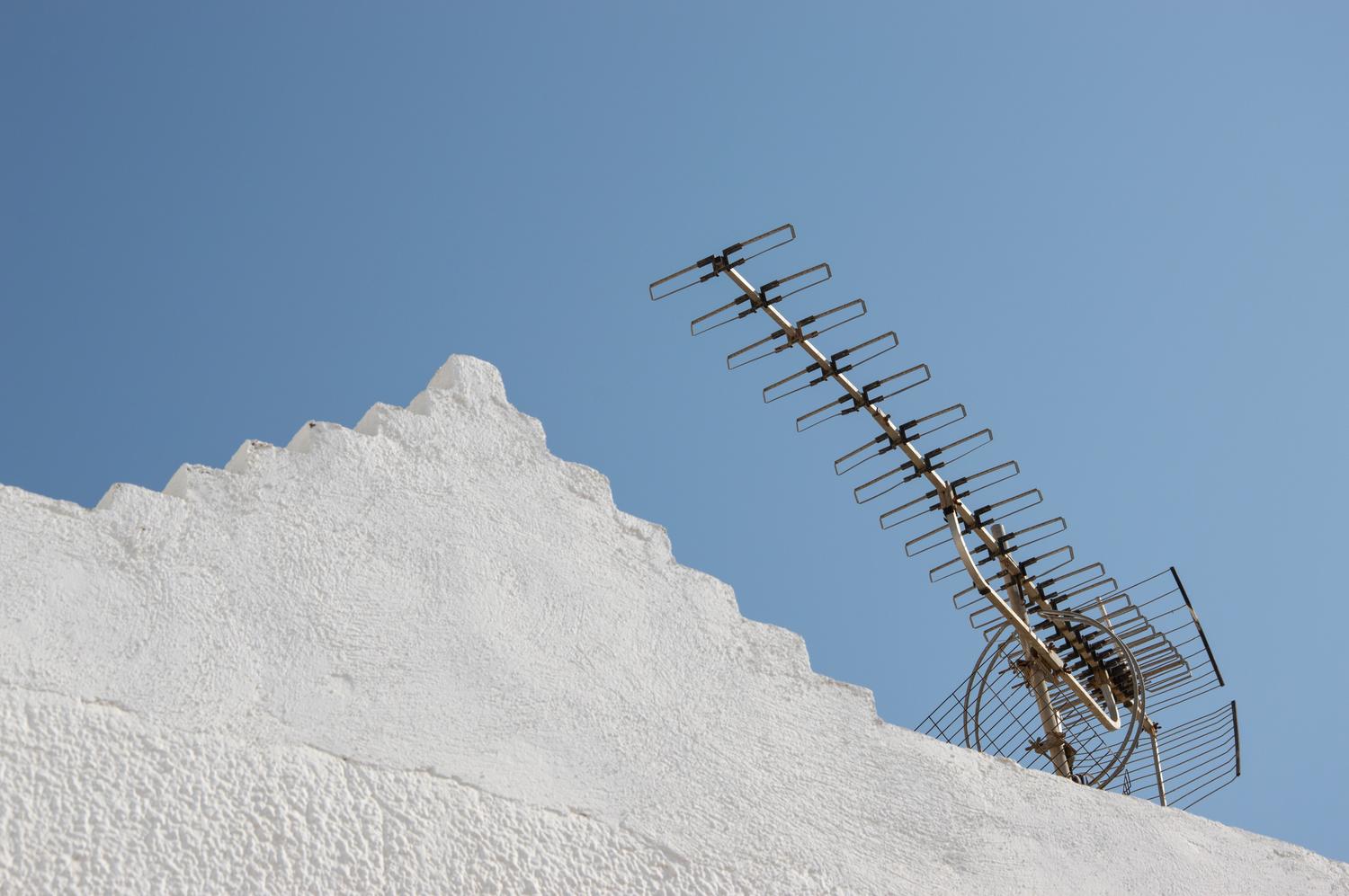 Antena de televisión instalada en el tejado de un edificio