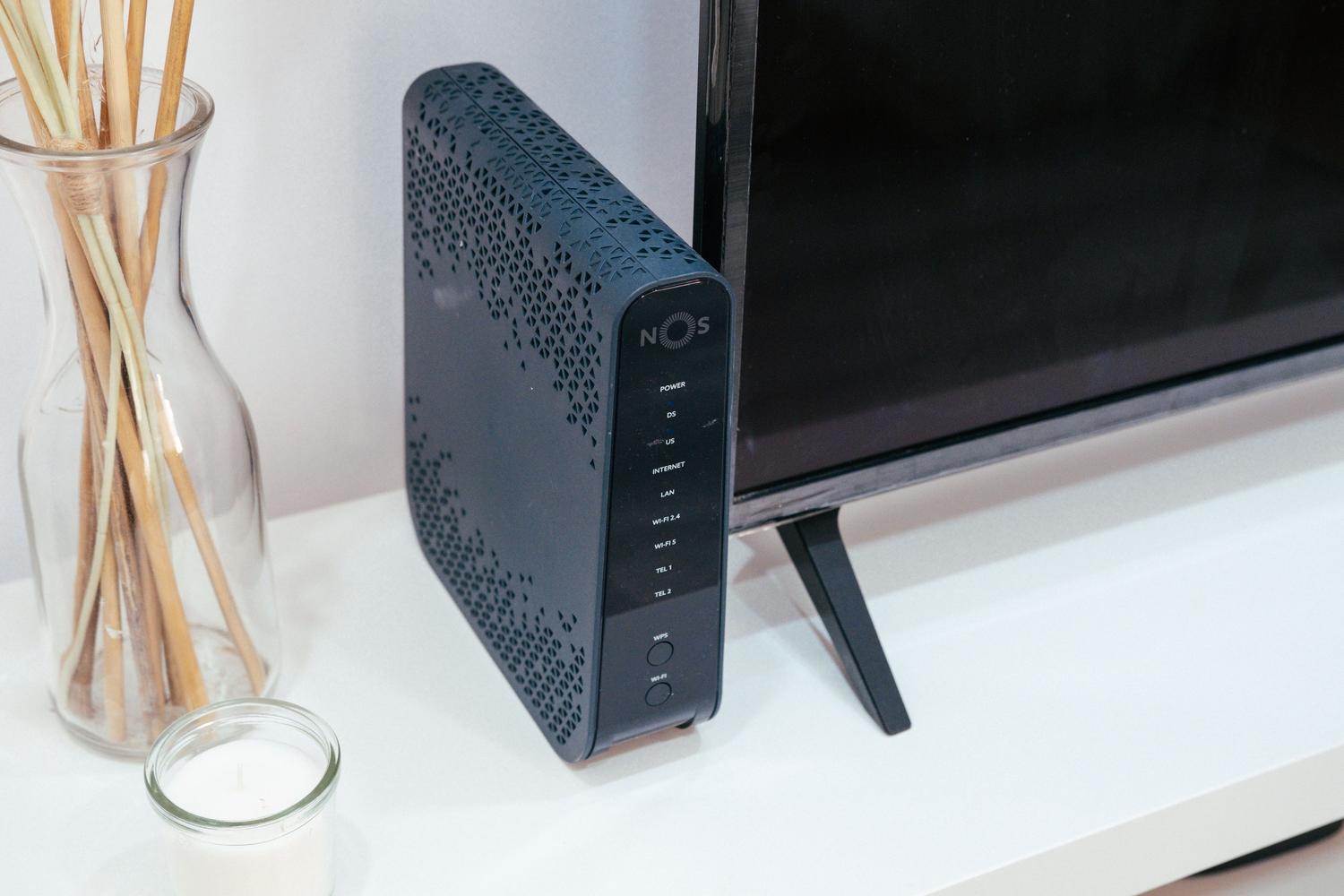 Entorno de salón con Smart TV y router, analizando posibles interferencias de señal.