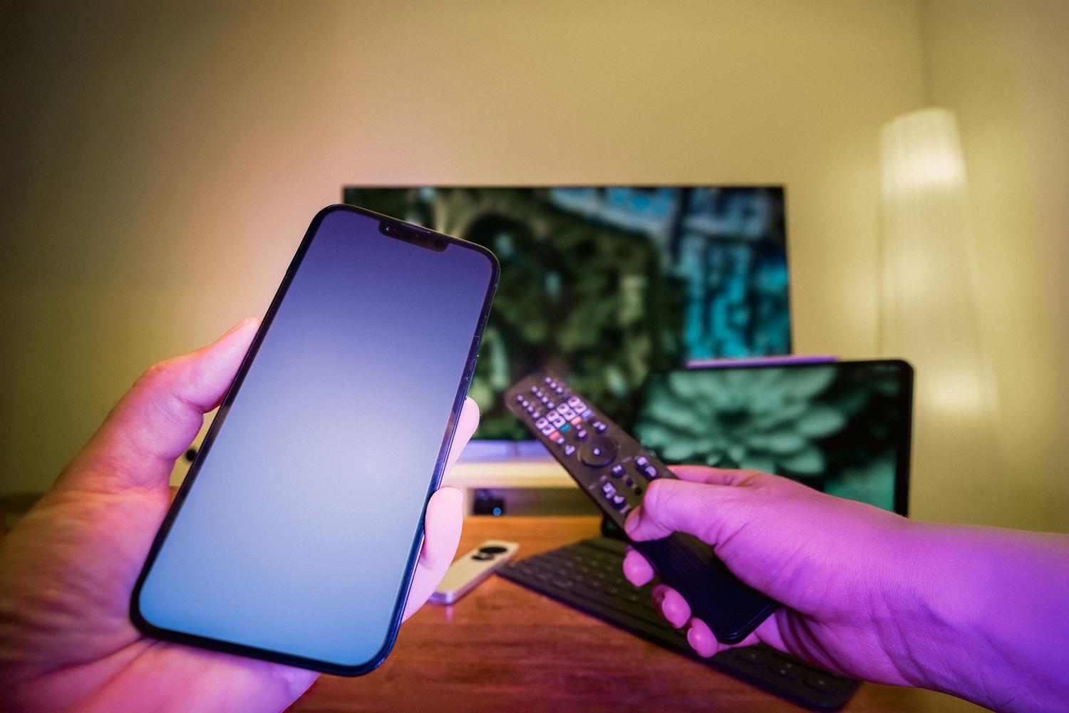 Uso de mando a distancia y smartphone para configurar la red WiFi de la televisión.