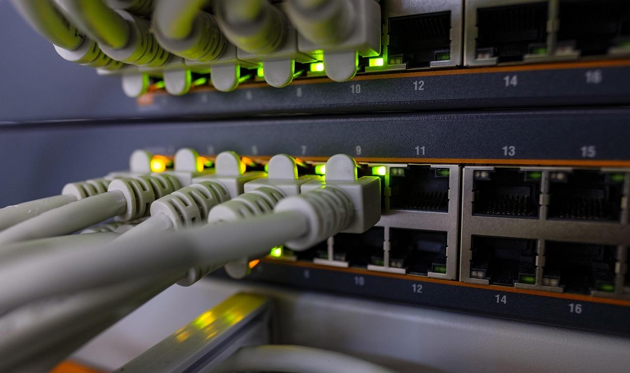 Cable Ethernet conectado, la solución más estable para conectar una Smart TV a internet.