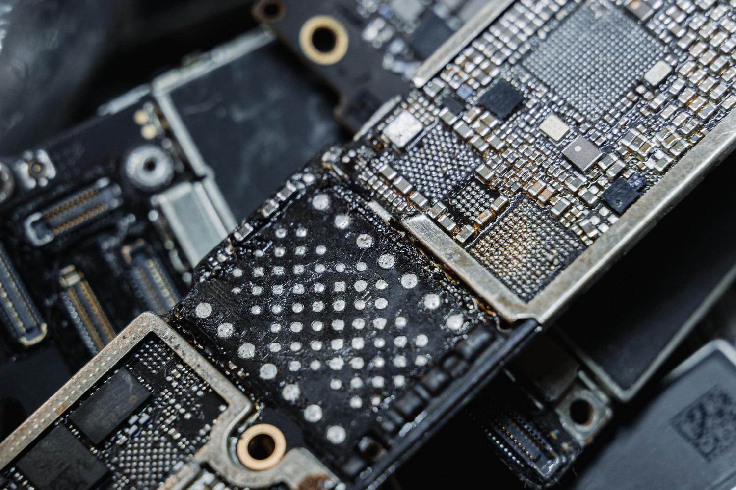 Primer plano macro de un microchip electrónico en una placa base, ilustrando las entrañas técnicas y el Kernel del sistema.