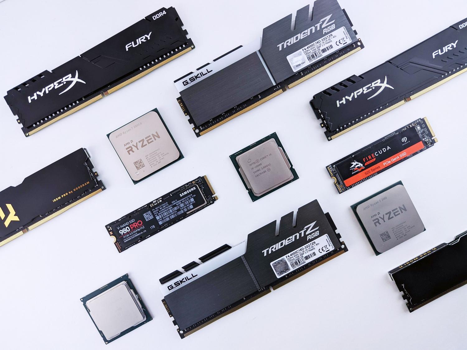 Módulos de memoria RAM y procesadores modernos sobre un fondo blanco, ilustrando la mejora de hardware.
