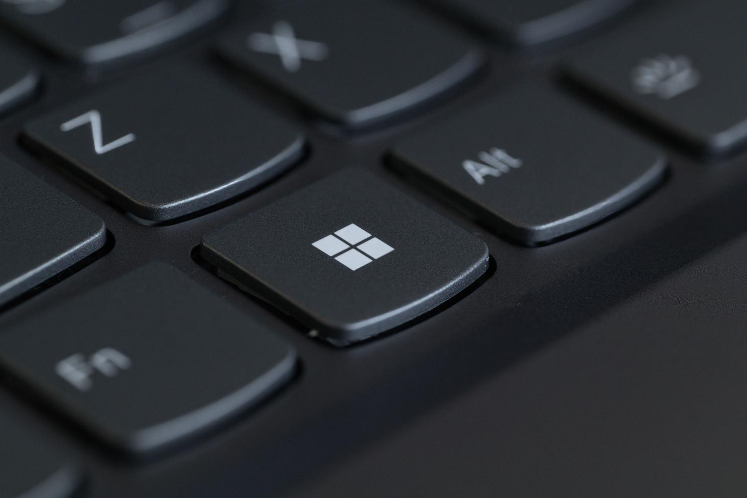 Primer plano de la tecla Windows de un teclado de ordenador, esencial para ejecutar comandos de recuperación