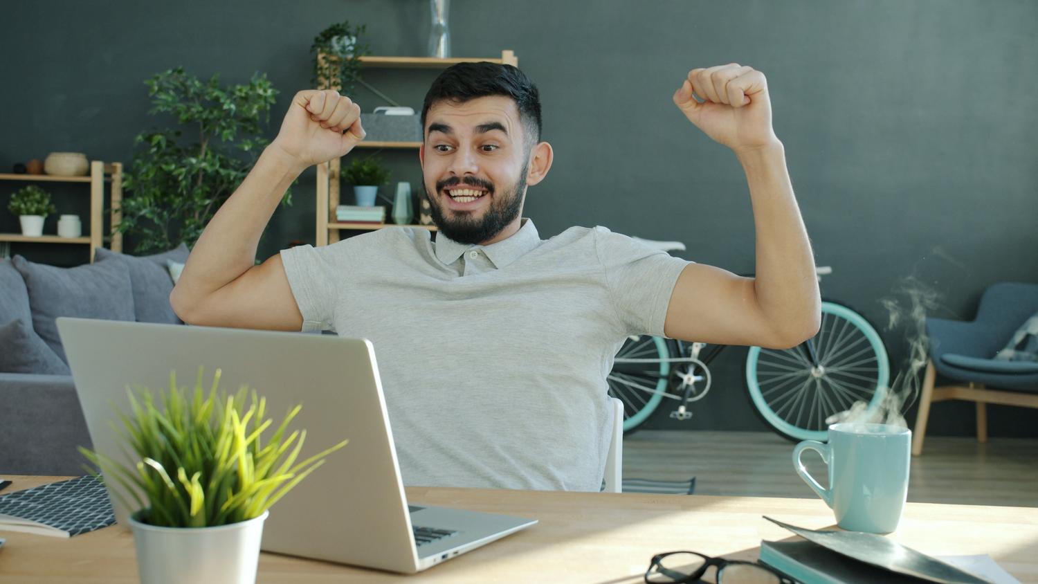 Usuario satisfecho tras haber recuperado con éxito el menú de inicio de Windows 11