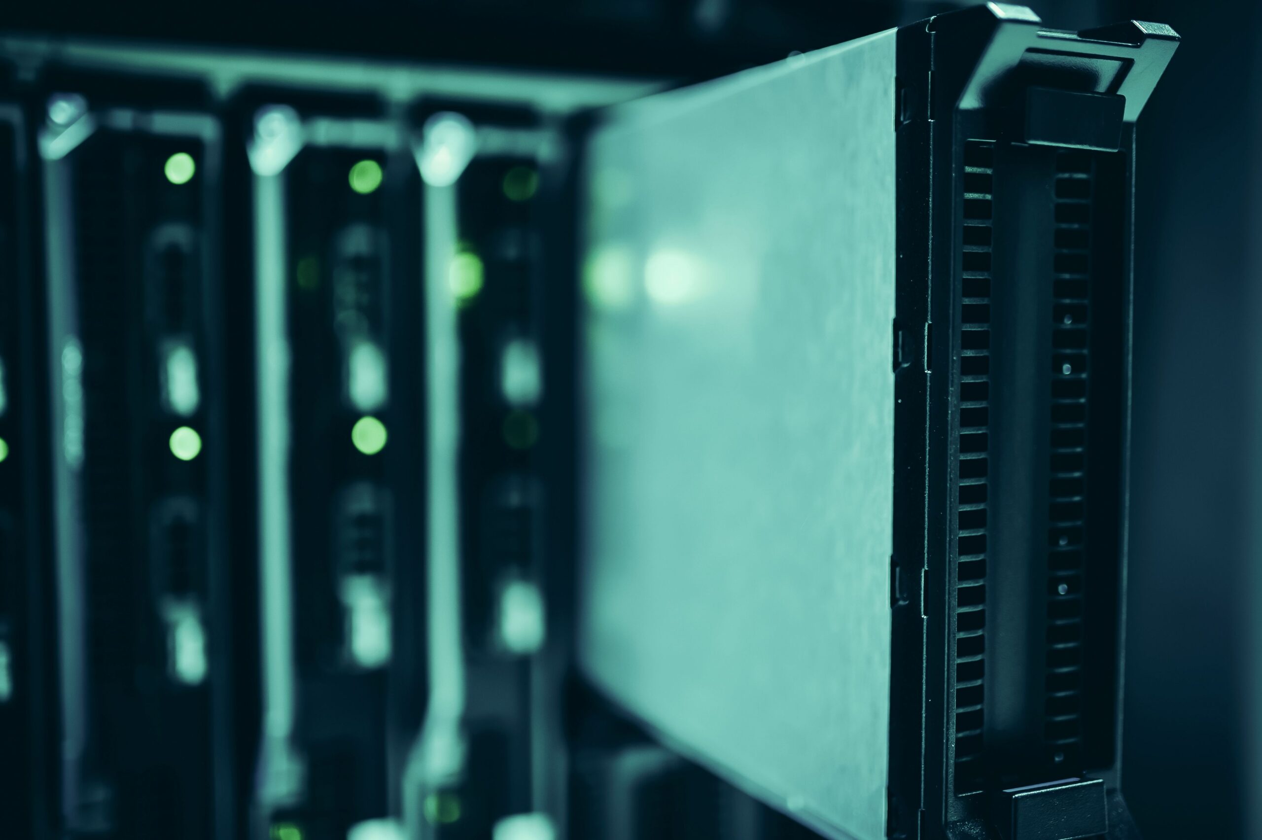 Racks de servidores en un centro de datos moderno, representando la infraestructura de almacenamiento en entornos profesionales.