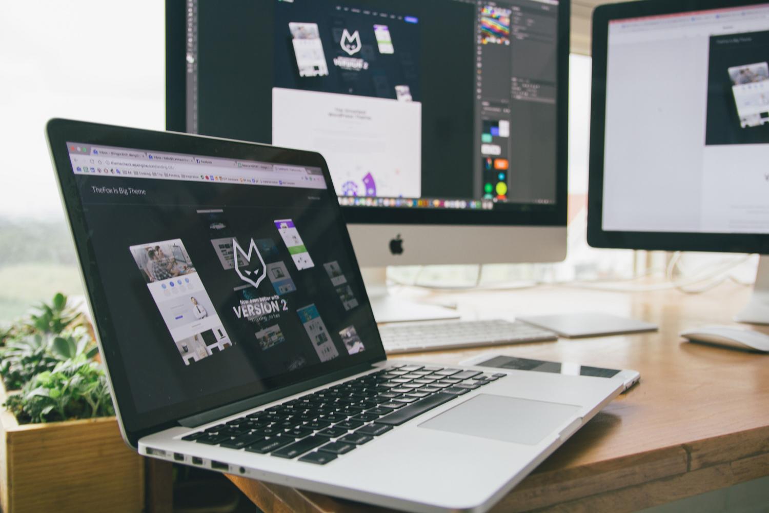 Setup de usuario avanzado con múltiples monitores y MacBook, perfecto para las secciones de Terminal y soluciones avanzadas. Setup de usuario avanzado con múltiples monitores y MacBook, perfecto para las secciones de Terminal y soluciones avanzadas.