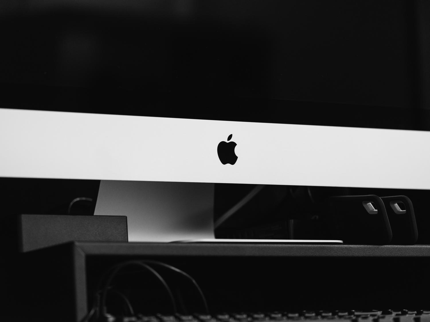 Detalle minimalista y profesional de un iMac, aportando una estética limpia al artículo técnico. Detalle minimalista y profesional de un iMac, aportando una estética limpia al artículo técnico.