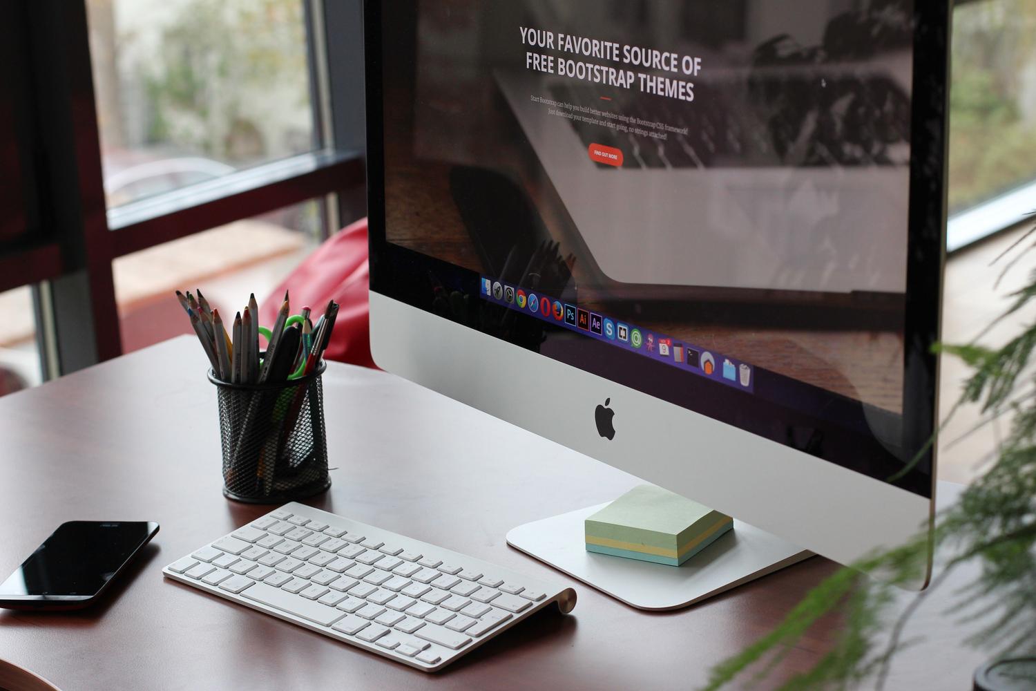 Espacio de trabajo organizado con un Apple iMac, adecuado para ilustrar guías de configuración y mantenimiento. Espacio de trabajo organizado con un Apple iMac, adecuado para ilustrar guías de configuración y mantenimiento.