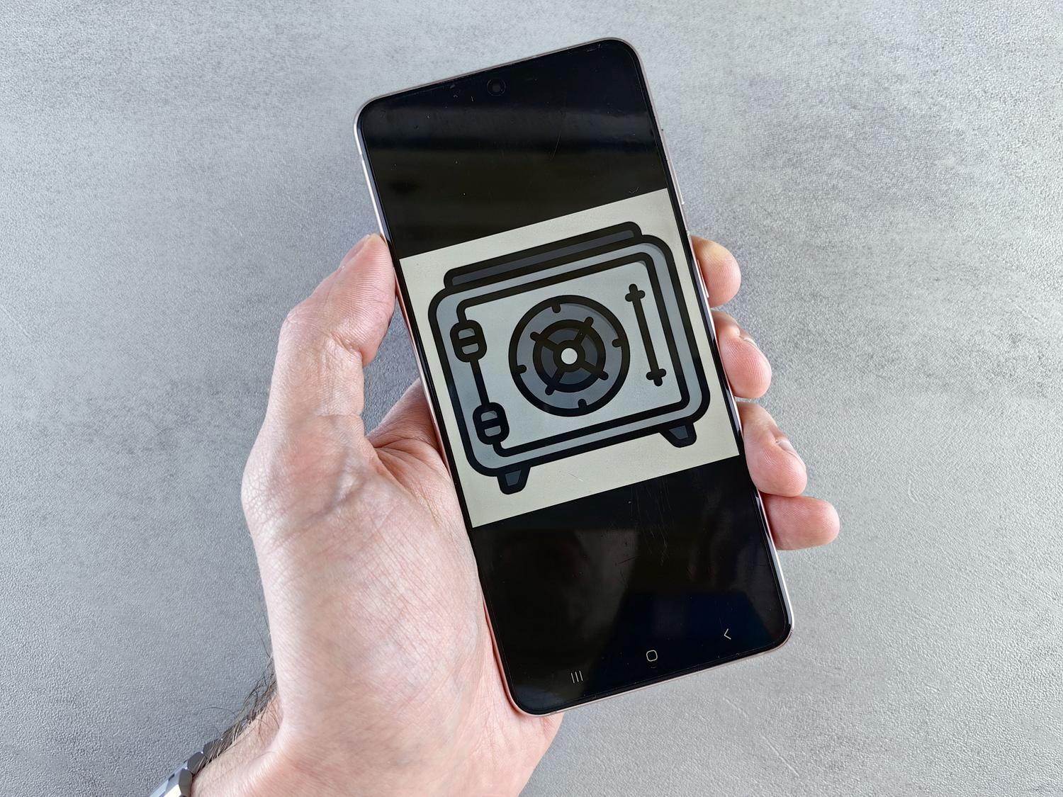 Imagen conceptual de seguridad digital con un icono de caja fuerte en un dispositivo móvil.