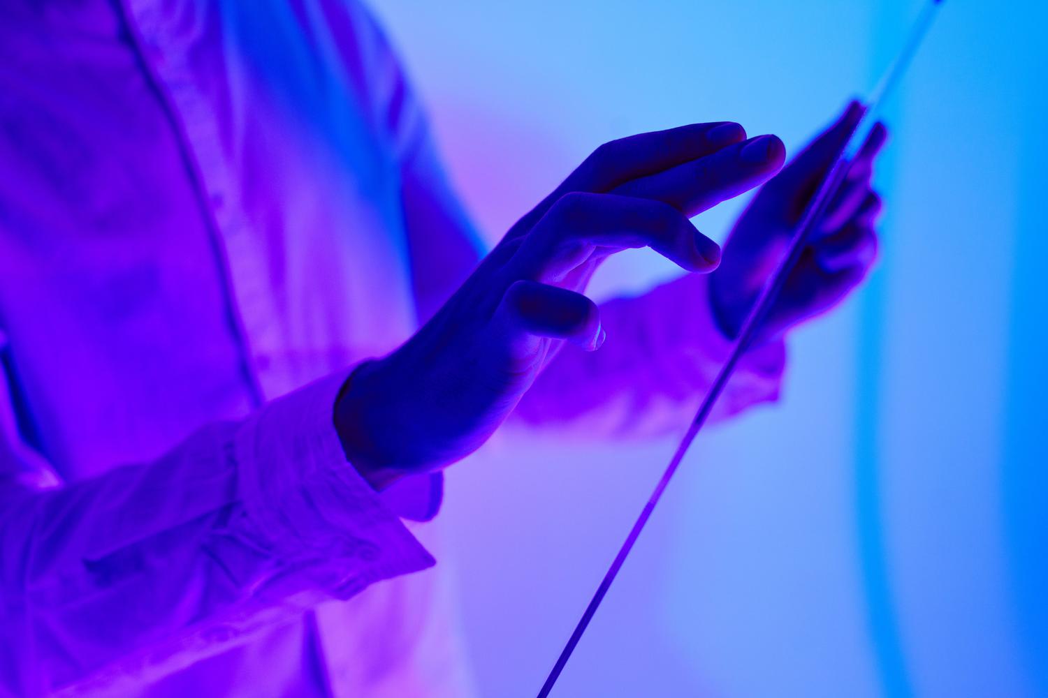 Interfaz holográfica futurista con luces púrpuras y azules, representando los algoritmos de detección y transparencia de Spotify.