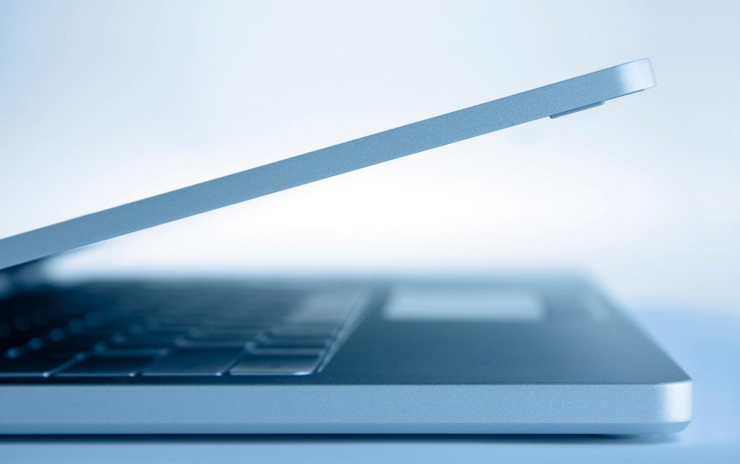 Laptopa moderna y elegante en un entorno minimalista, ideal para representar la fluidez de Notion en Linux. Laptopa moderna y elegante en un entorno minimalista, ideal para representar la fluidez de Notion en Linux.