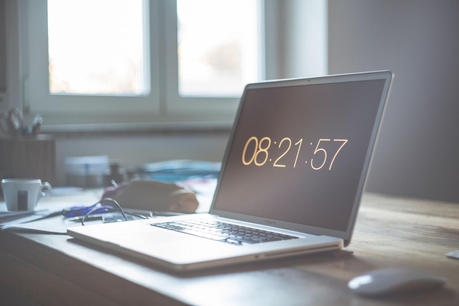 Espacio de trabajo optimizado con un MacBook y un reloj digital, simbolizando la eficiencia y el ahorro de tiempo. Espacio de trabajo optimizado con un MacBook y un reloj digital, simbolizando la eficiencia y el ahorro de tiempo.