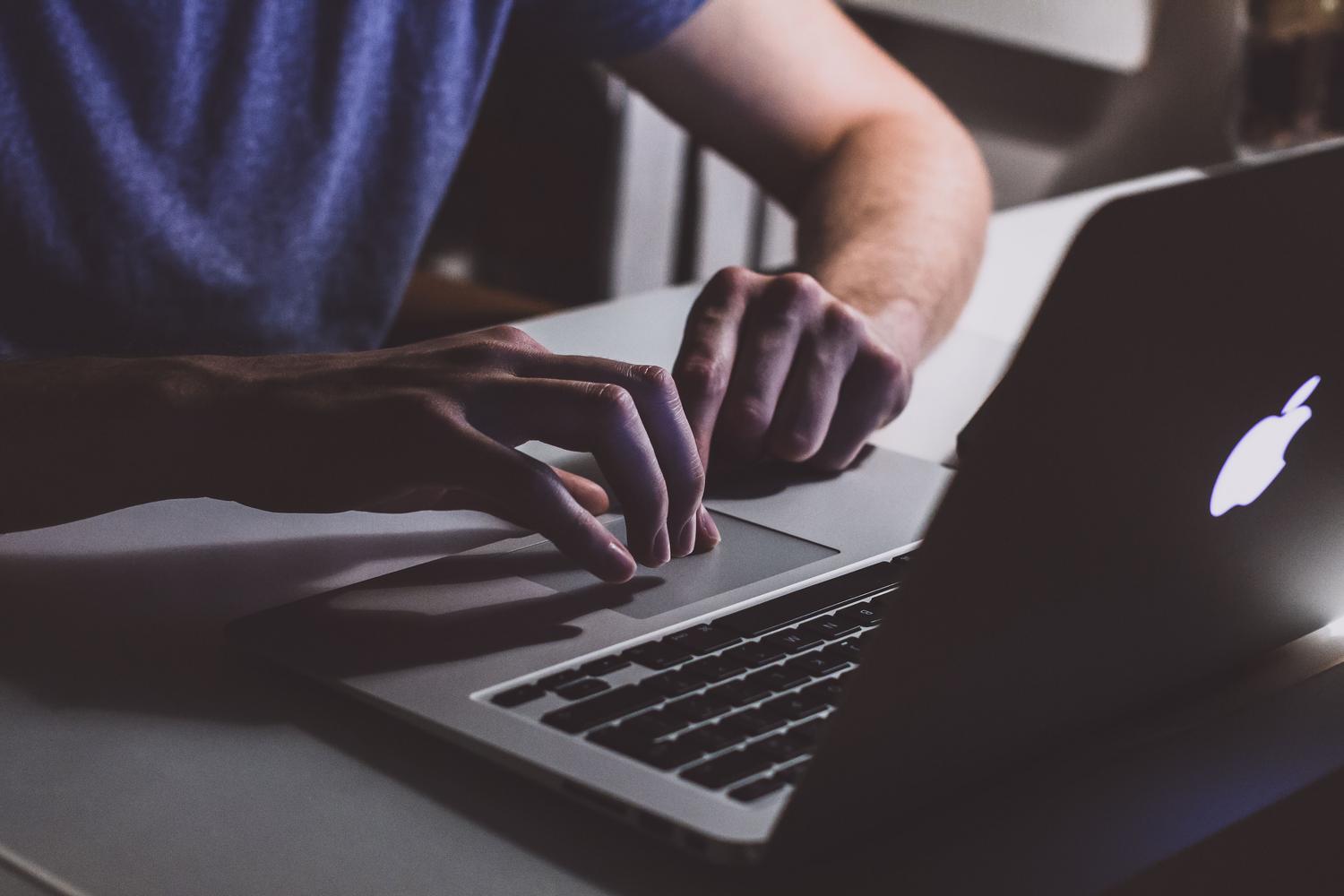 Primer plano de manos configurando un portátil en un entorno oscuro, evocando los ajustes avanzados y técnicos de Chrome. Primer plano de manos configurando un portátil en un entorno oscuro, evocando los ajustes avanzados y técnicos de Chrome.