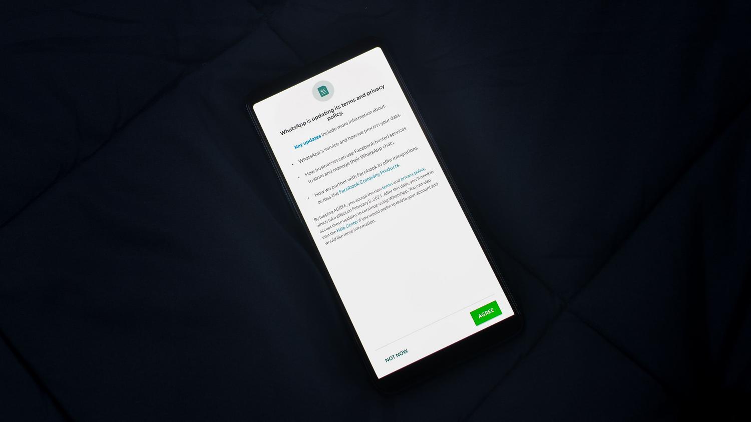 Pantalla de smartphone mostrando una actualización de los términos y la política de privacidad de una aplicación