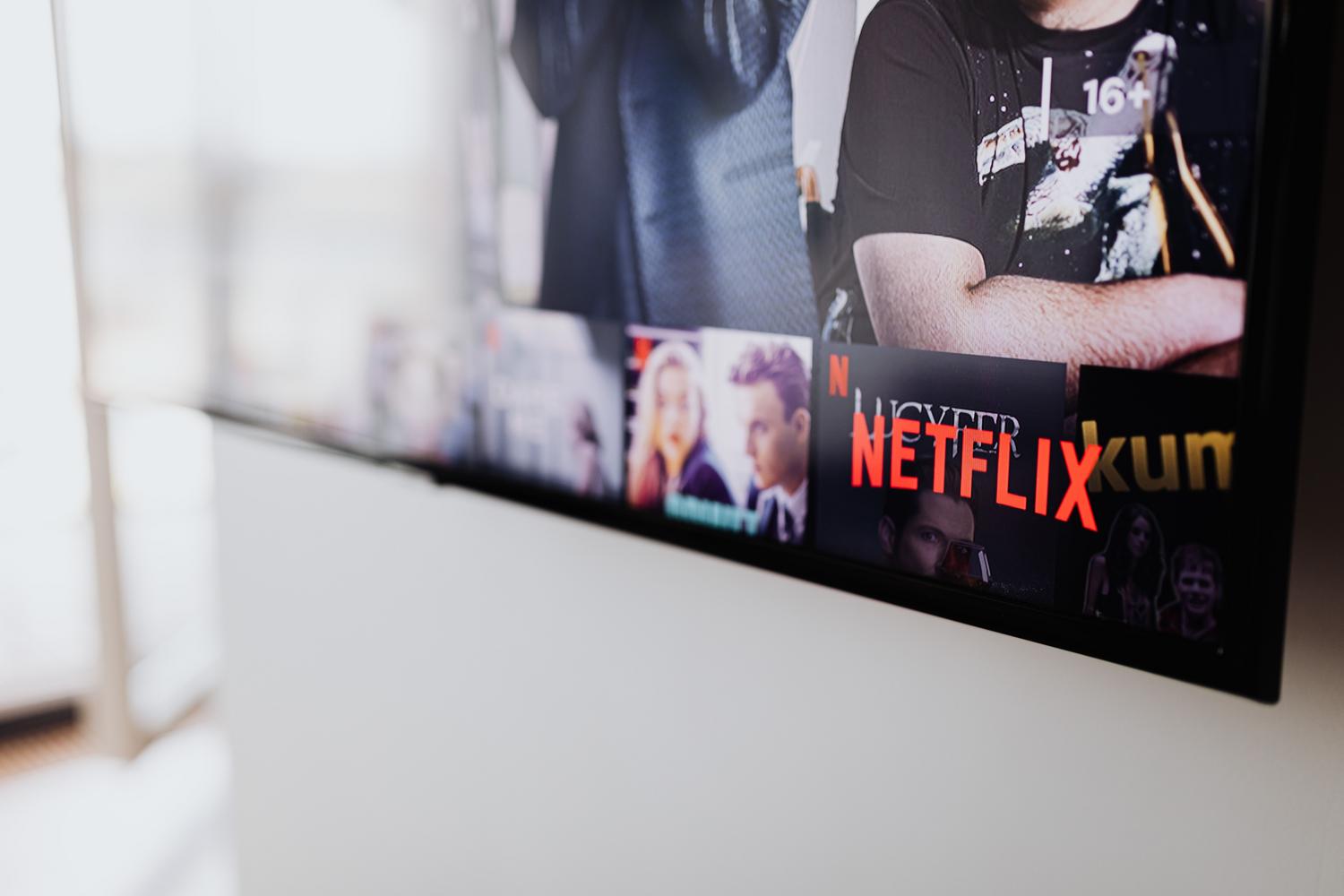 Primer plano de la pantalla de una Smart TV mostrando contenido de streaming, resaltando la calidad de imagen y el color. Primer plano de la pantalla de una Smart TV mostrando contenido de streaming, resaltando la calidad de imagen y el color.