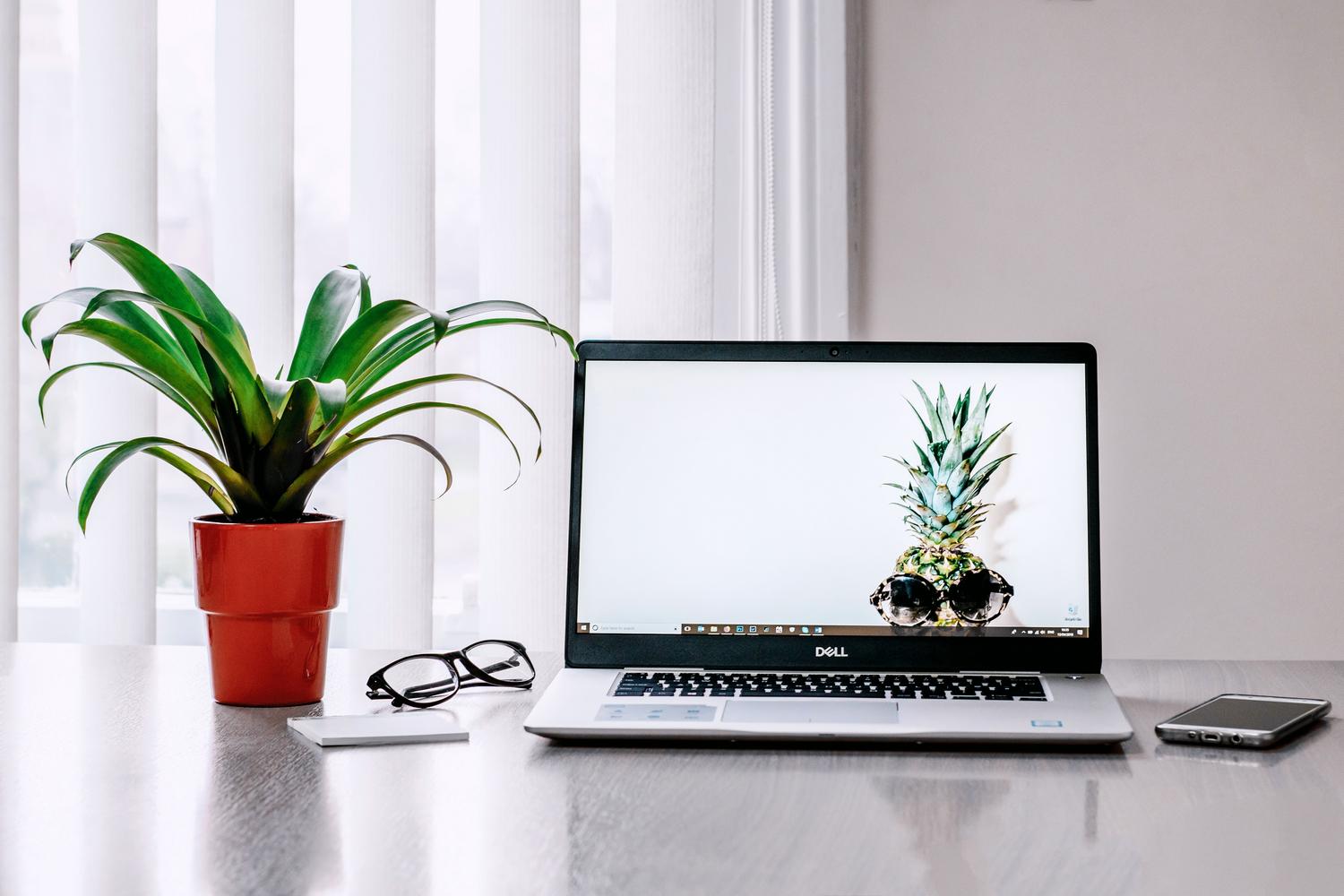 Espacio de trabajo moderno con ordenador portátil, donde se realiza la transcodificación de vídeos con HandBrake. Espacio de trabajo moderno con ordenador portátil, donde se realiza la transcodificación de vídeos con HandBrake.