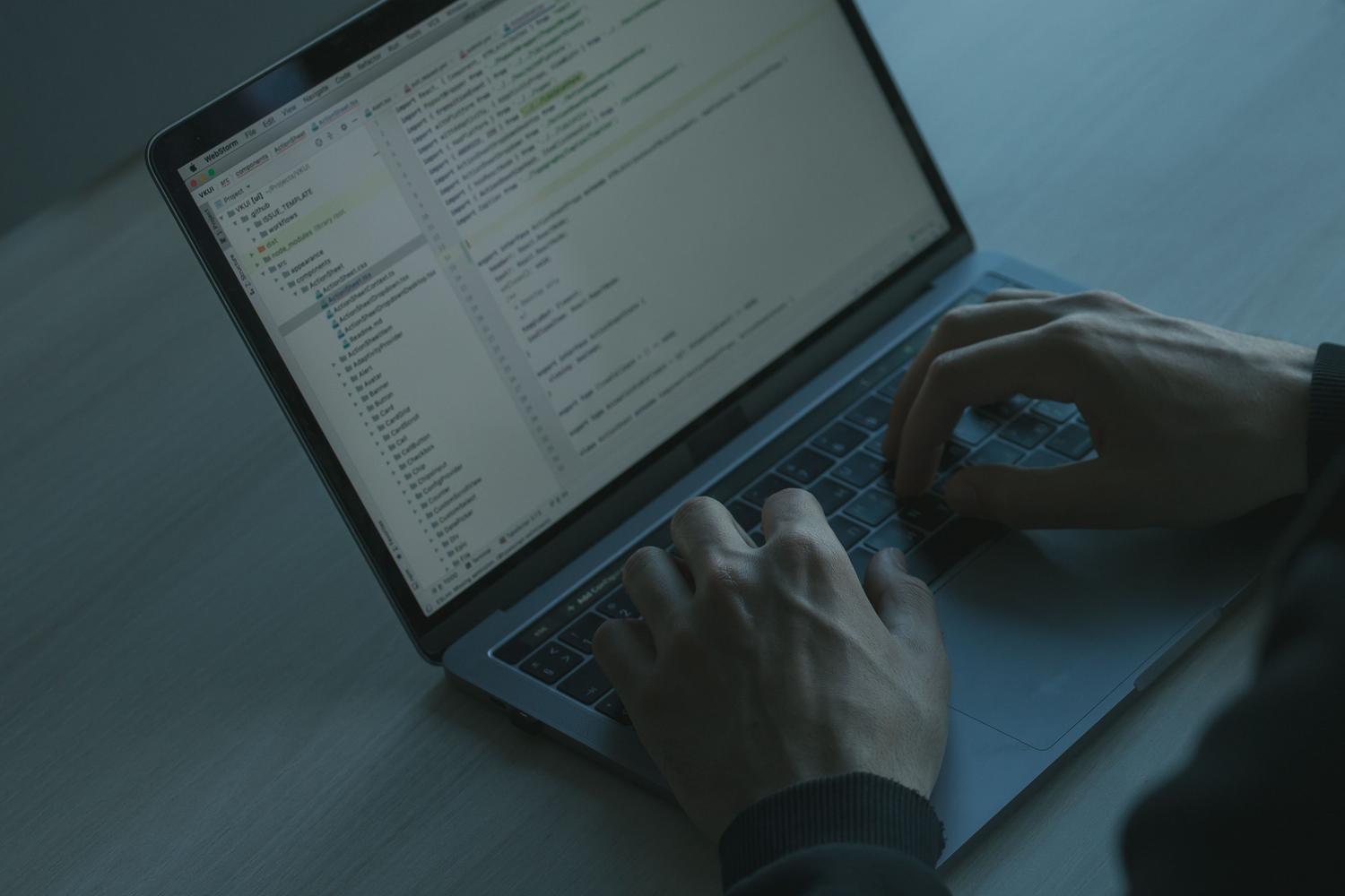 Programador trabajando en el desarrollo de software utilizando un entorno de código profesional.