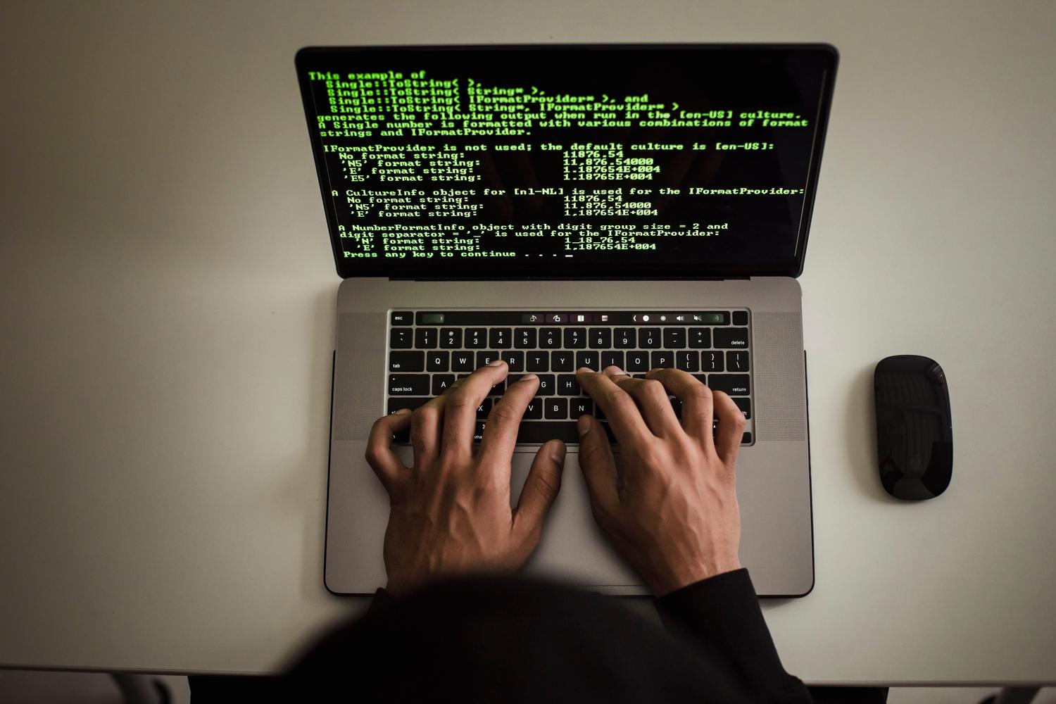 Vista cenital de un desarrollador operando una terminal de comandos, ideal para representar el uso de Git Bash en Windows.