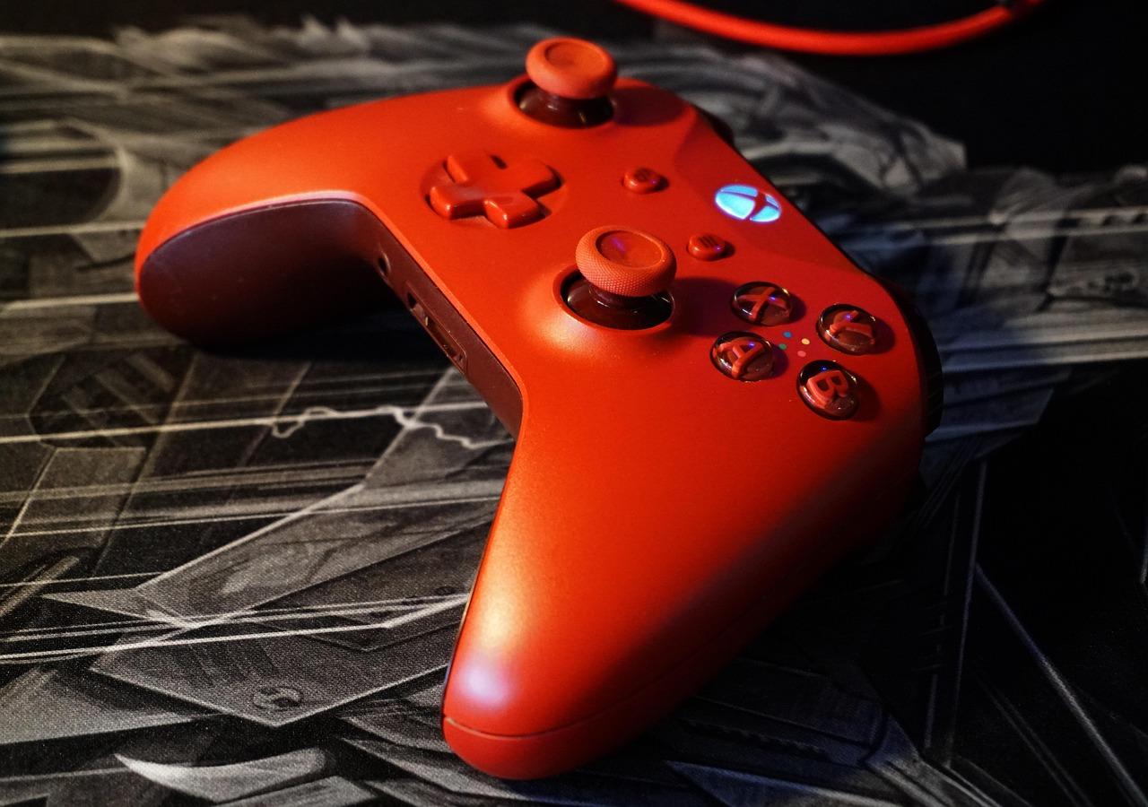 Mando de Xbox sobre un escritorio, representando la configuración de frecuencia de refresco en consolas.