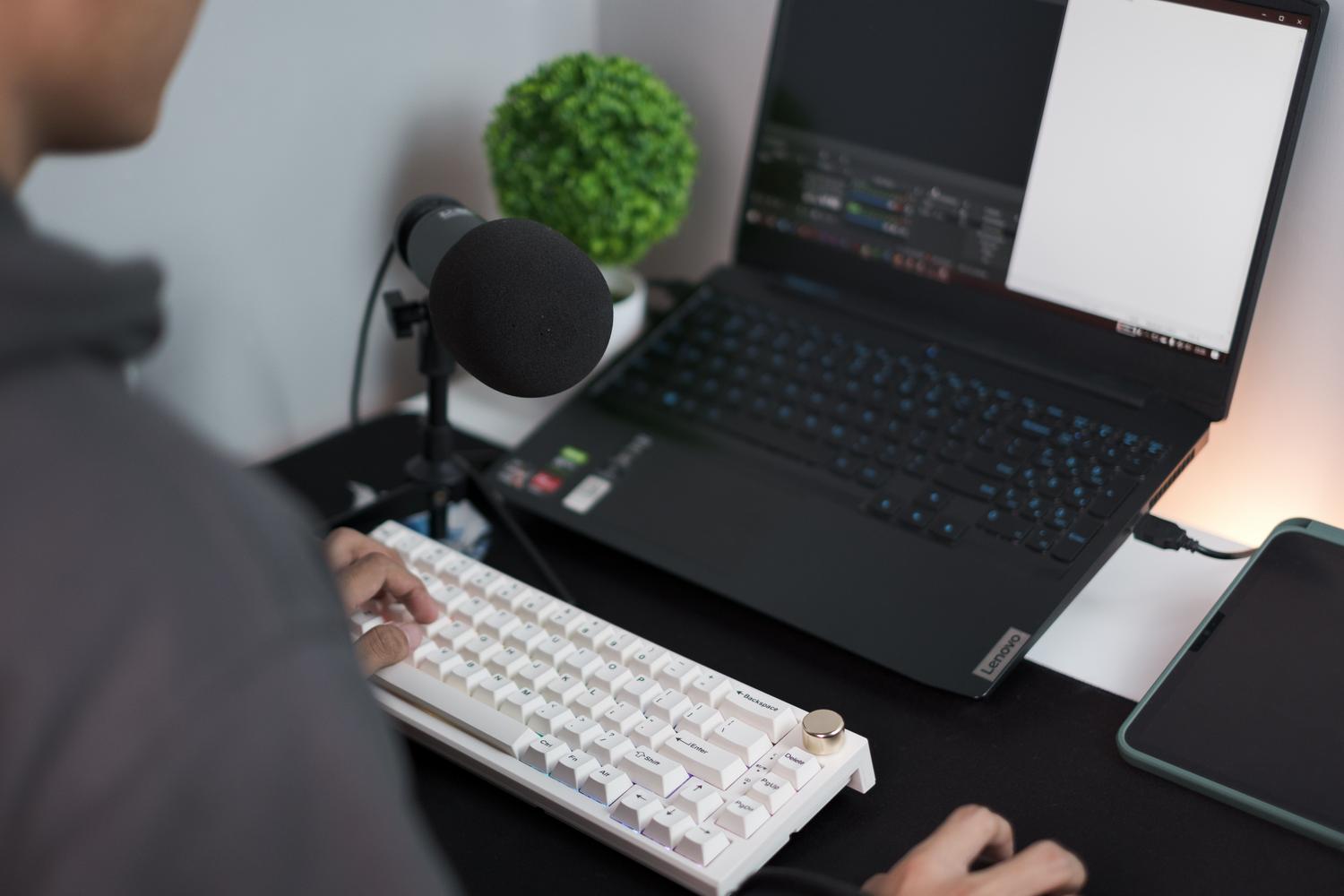 Configuración de escritorio con ordenador portátil y micrófono externo para mejorar la calidad del audio. Configuración de escritorio con ordenador portátil y micrófono externo para mejorar la calidad del audio.