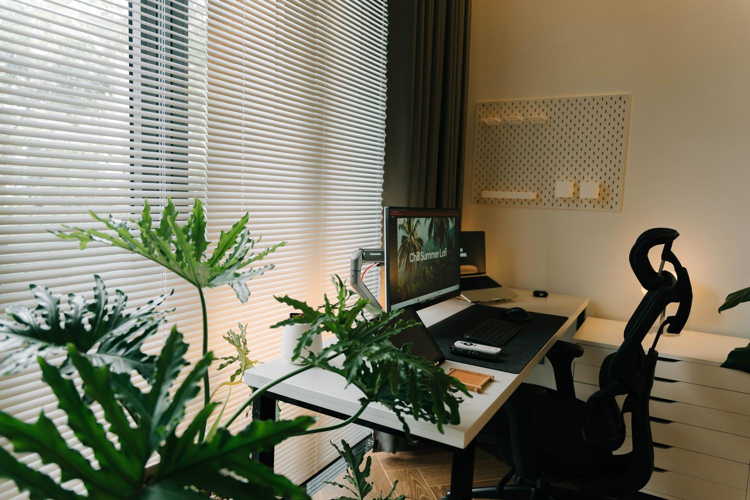 Espacio de trabajo en casa organizado y luminoso, ideal para optimizar la acústica y el entorno de grabación. Espacio de trabajo en casa organizado y luminoso, ideal para optimizar la acústica y el entorno de grabación.