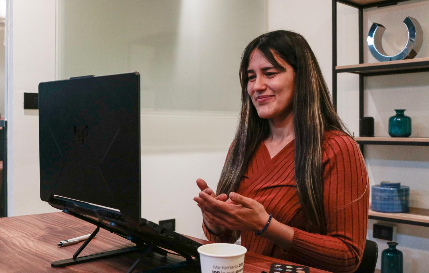 Mujer profesional participando en una reunión virtual desde una oficina moderna. Mujer profesional participando en una reunión virtual desde una oficina moderna.