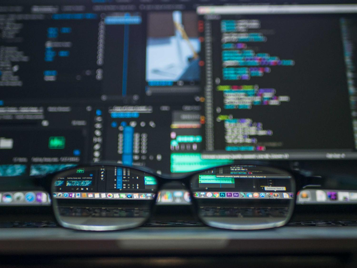Gafas reflejando líneas de código de un monitor, simbolizando la análisis y ajuste de parámetros técnicos en el sistema operativo Linux. Gafas reflejando líneas de código de un monitor, simbolizando la análisis y ajuste de parámetros técnicos en el sistema operativo Linux.