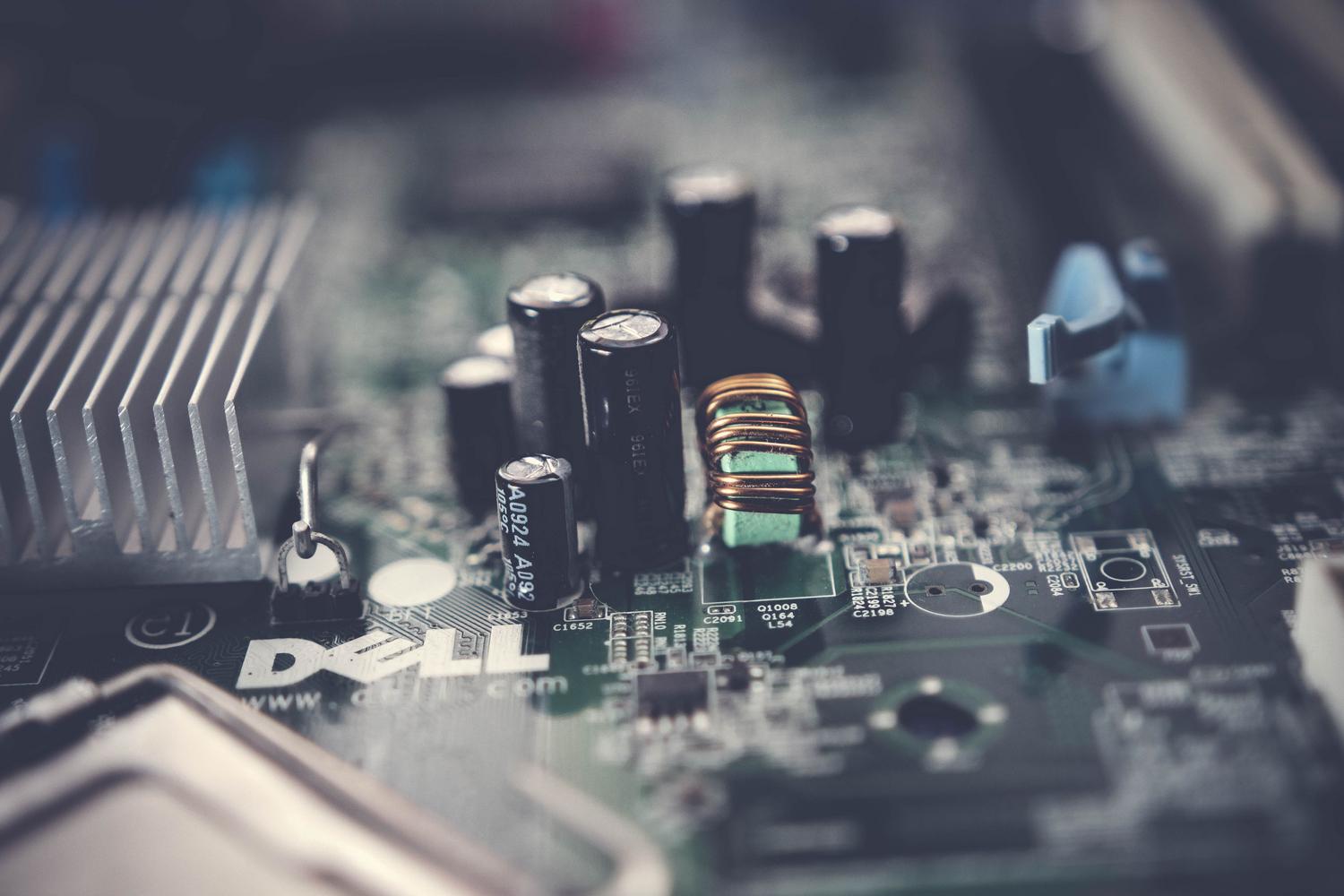 Detalle macro de los componentes electrónicos y VRM de una placa base para ilustrar la estabilidad del sistema.