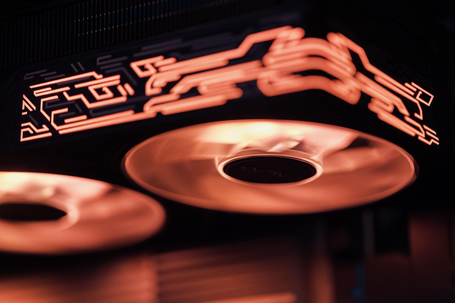 Ventiladores de refrigeración de PC iluminados en movimiento para representar la gestión de curvas térmicas.