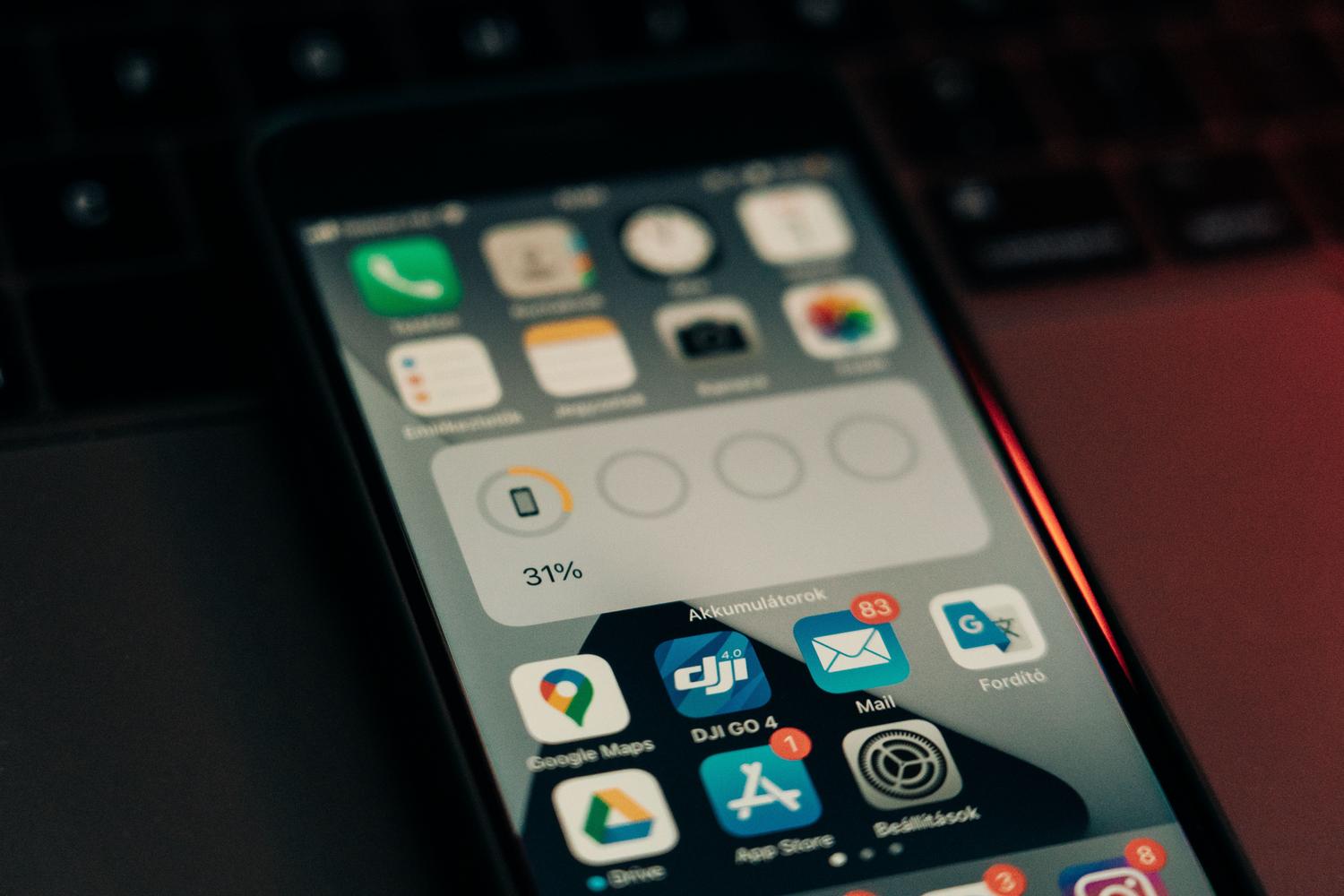 Pantalla de iPhone mostrando un porcentaje de batería medio, ideal para ilustrar el seguimiento del consumo energético.