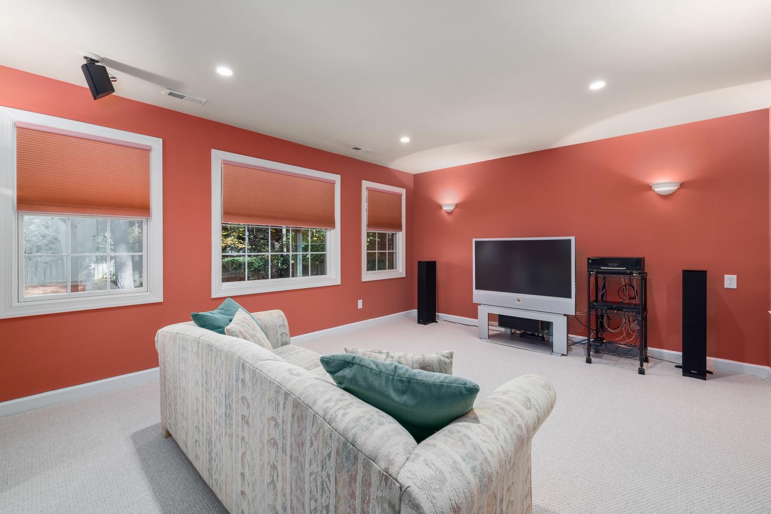 Habitación de medios dedicada con control de luz ambiental, ideal para activar el Modo Cine.