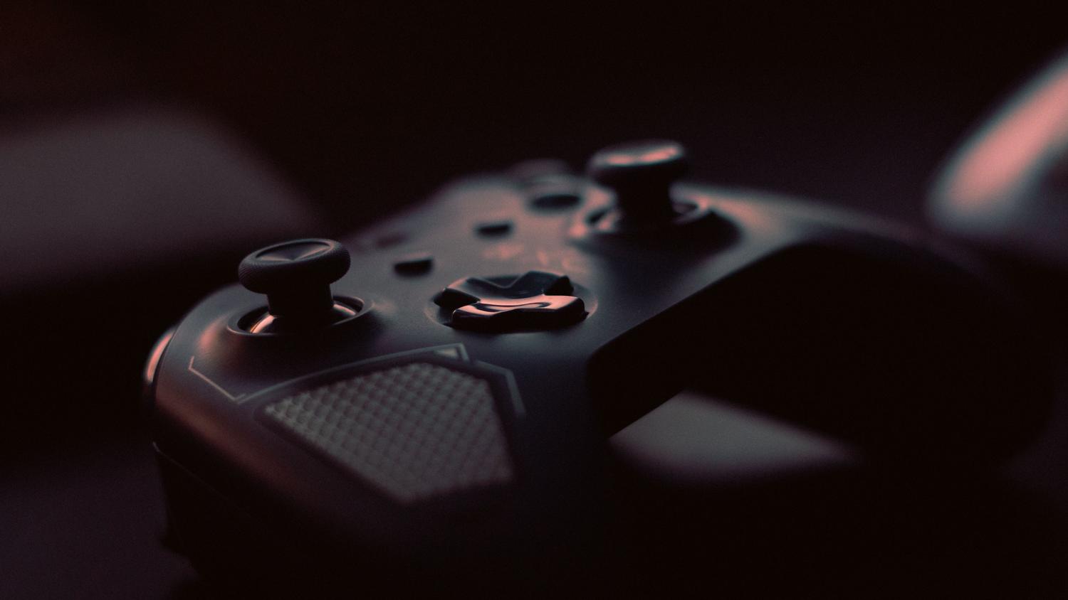Detalle artístico de un mando gaming en luz tenue, complementando la estética visual del setup gamer.
